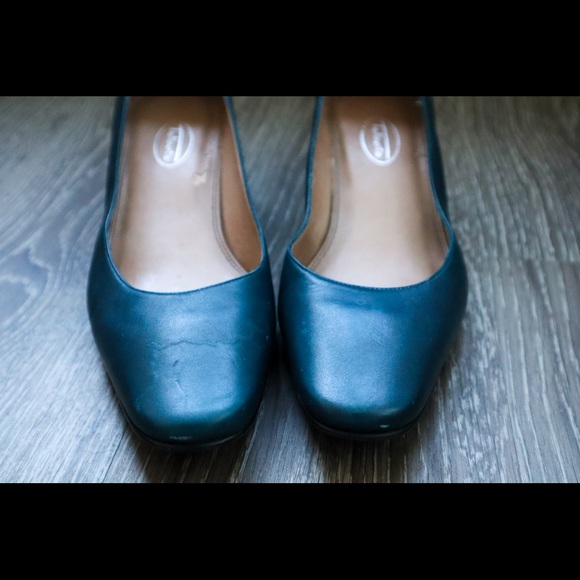 Pair of Talbots Navy Pumps - Gorgeous color (size 10M) - Picture 2 of 6